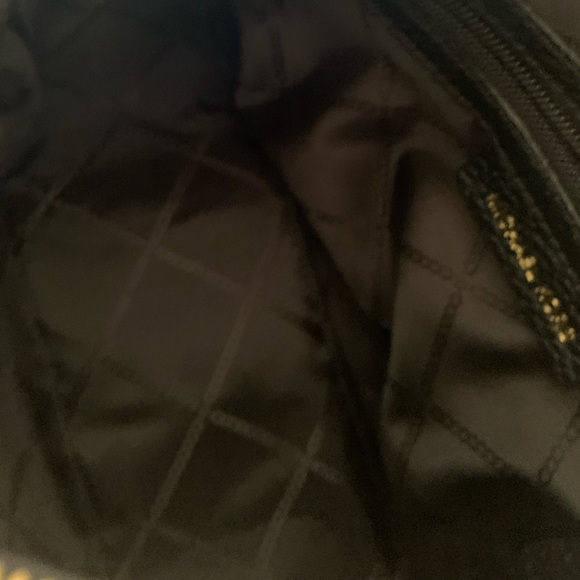 MICHEAL KORS BLACK PEBBLE LEATHER BAG WITH GOLD HARDWARE AND CHARM - Picture 12 of 16